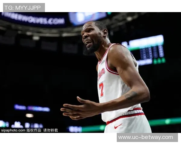 杜兰特首节火力全开半场表现抢眼助力球队进攻展现领袖风范